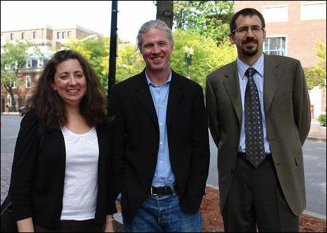 하버드대학교 ‘논증적 글쓰기 수업’을 총괄 지휘하는 토마스 젠 교수(오른쪽)와 글쓰기 지도 교수인 제임스 헤론 교수(가운데), 그리고 하버드대 글쓰기센터의 제인 로젠츠와이그 소장(왼쪽).