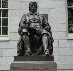 하버드대 유니버시티 홀 정면에 있는 하버드대 설립자 존 하버드의 동상. 하버드 칼리지는 1636년 미국 매사추세츠 베이 식민지 총독부의 표결에 의해 설립되었다.
