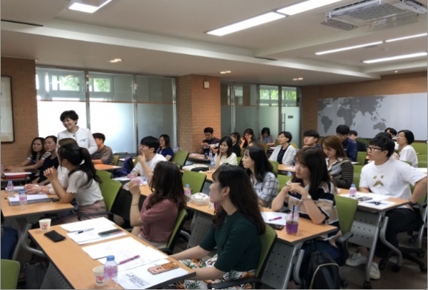 ▲ IB 수업 연수 강은희 대구시교육감이 IB 수업을 연구 중인 교사들을 격려하고 있다. ⓒ 신향식