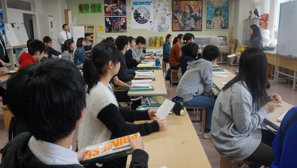 ▲ IB 수업 장면 공교육에 IB 교육과정을 도입한 일본 삿포로 가이세이 중등교육학교의 수업 장면. ⓒ 신향식