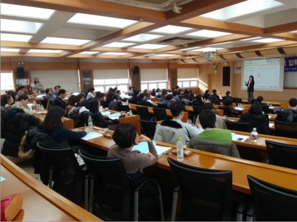 ▲ "IB 공교육 도입은 시대 흐름" 18일 중앙대에서 열린 입학사정관 정기포럼에서 입학사정관들이 IB를 공부하고 있다. ⓒ 중앙대 입학처