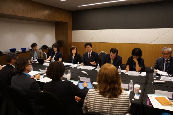 ▲ "IB 한국어 협상" 3월 26일 싱가포르에서 제주도교육청, 충남도교육청, 대구교육청 측과 IB 본부 회장단이 IB 프로그램의 한국어 번역을 놓고 협의하는 장면. ⓒ 제주교육청