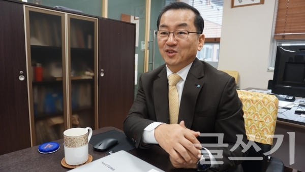 박하식 교장이 충남삼성고 소논문 교육의 특장점을 설명하고 있다.