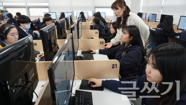 충남삼성고에서는 일방적으로 지식을 주입하는 수업 대신 학생들에게 생각하는 능력을 키워 줄 수 있는 방법으로 교육하고 있다.