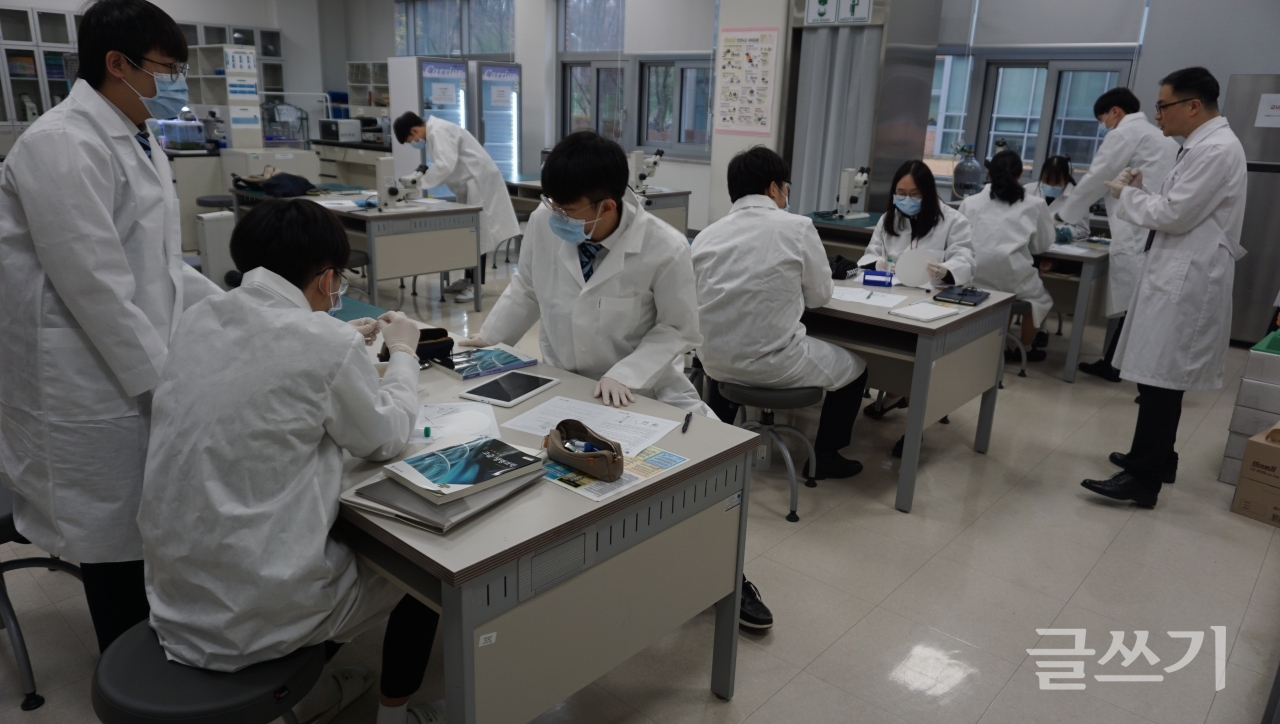 과학실험 수업에 참여한 충남삼성고 학생들.