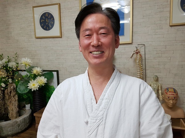 ▲ "고정 관념 버려야" 고정환 회장은 “사람을 치료하는 데 있어 병원의 영역이 있고 민간 영역이 있다”면서 “모든 환자는 병원이나 의사가 모두 치료해야 한다는 고정관념이 큰 문제라고 볼 수 있다”고 말했다. ⓒ 신향식