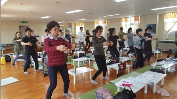▲ 기공 수련 자연치유 관련 학교에서 기공수련 중 참장공 수행법을 지도하는 장면. 하체단련 및 하단전 에너지 축기에 큰 도움이 되는 수련동작이다. ⓒ 고정환