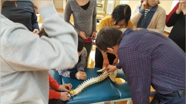 ▲ 척추교정술 실습 대체의학 관련 대학원 자연치유학과에서 카이로프락틱, 척추교정술을 실습하는 장면. ⓒ 고정환
