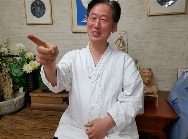 ▲ "결국 국민에게 손해" 고정환 회장은 “대체의학을 바라보는 공무원들 사고가 너무 경직되어 있고 일부 의사들은 대체의학을 외면하는 풍조가 있다"면서 "대체의학의 효과를 좀 더 유연하게 바라보는 게 국민들에게 더 유리하다"고 지적했다. ⓒ 신향식