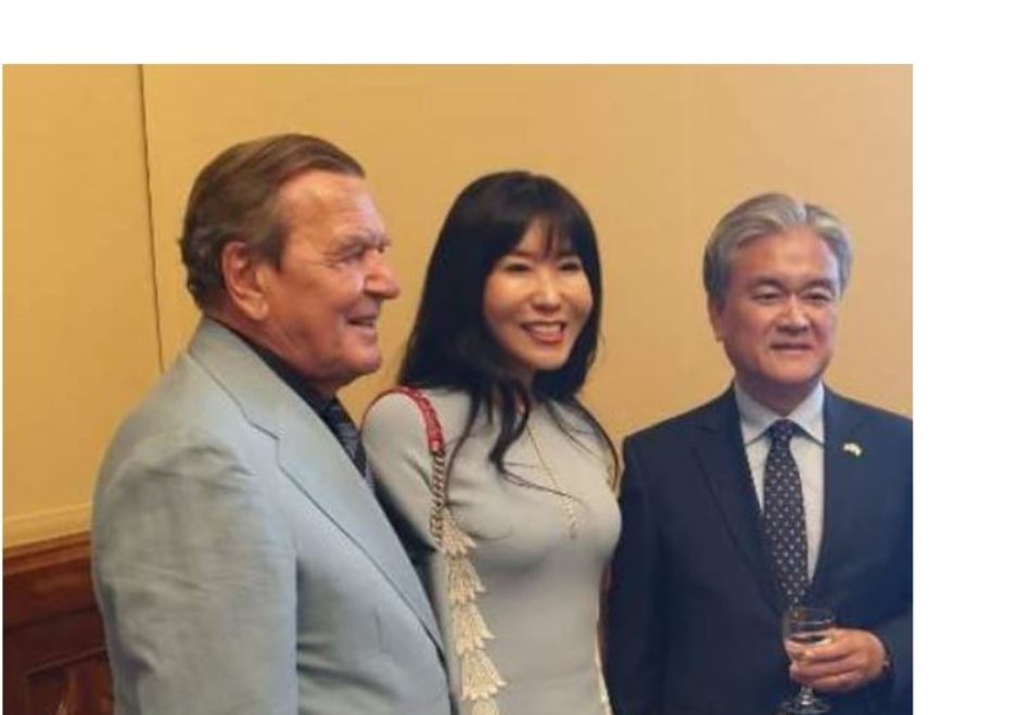 왼쪽부터 슈뢰더 전 독일 총리, 부인 Soyeon Schröder-Kim 여사, 정범구 대사.(사진=정범구 대사 제공)