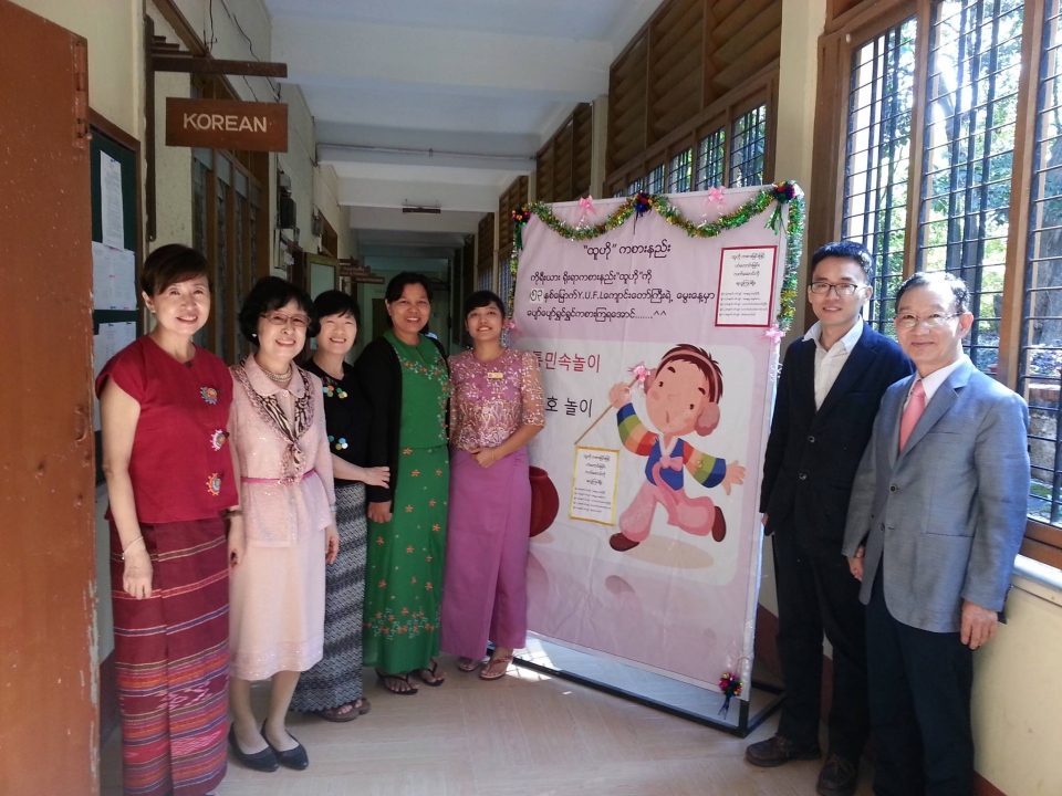 미얀마 양곤대학교에서 학교 관계자들과 함께.