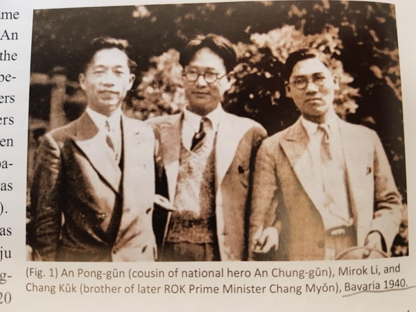 1940년 경의 이미륵 선생_가운데_그의 왼쪽은 안중근 의사 사촌동생인 안봉근 선생