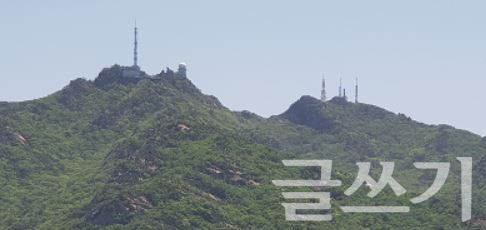 멀리서 바라본 관악산 정상.
