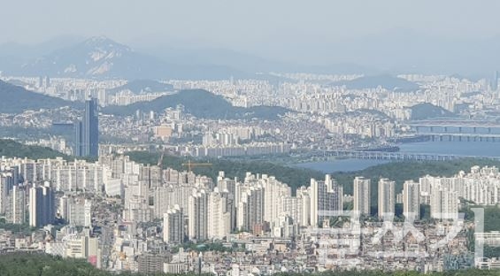 관악산서 바라본 서울시내.