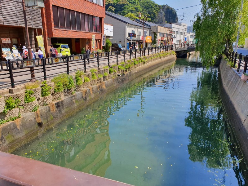 이즈하라 도심을 흐르는 시냇물- 투명한 물속으로 물고기들이 보인다.(사진=장시정)