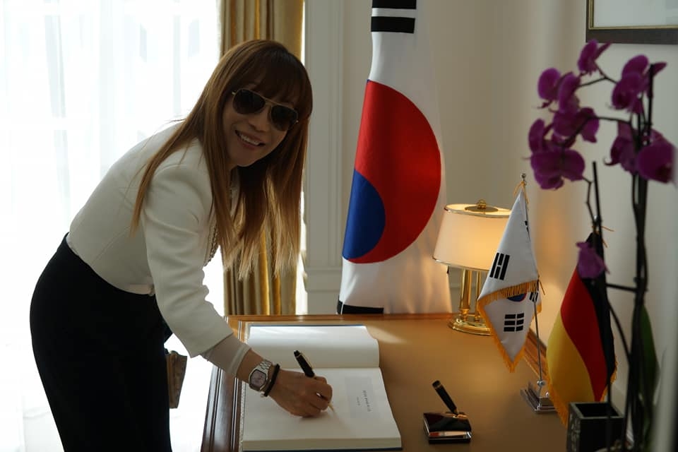 주독일 대한민국대사관 관저의 방명록에 서명하는 소프라노 조수미.(사진=정범구 대사 페북)