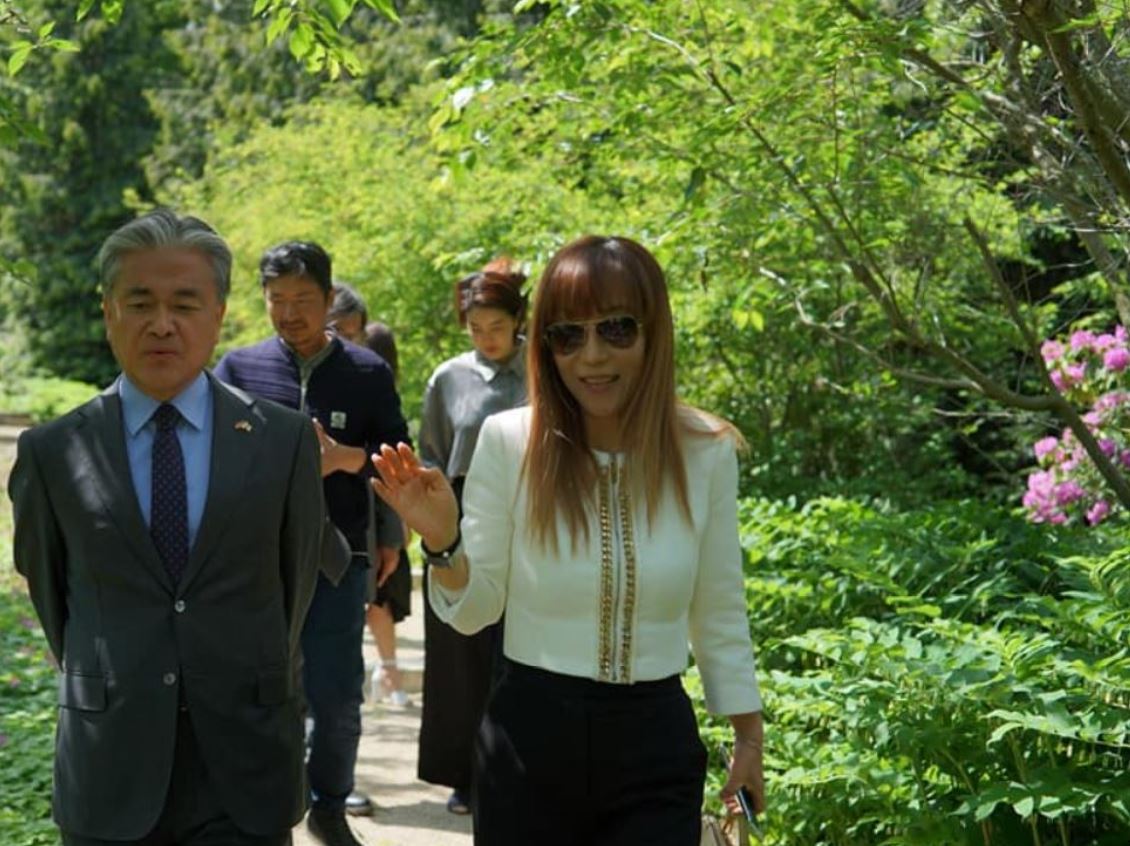 공연 뒤 주독일 대한민국대사관의 대사관저를 산책하는 소프라노 조수미와 정범구 대사.(사진=정범구 대사 페북)