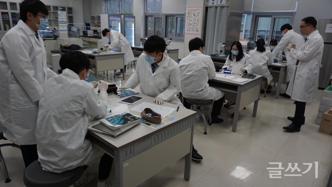 IB 후보학교인 충남삼성고 학생들이 과학실험을 하는 장면.