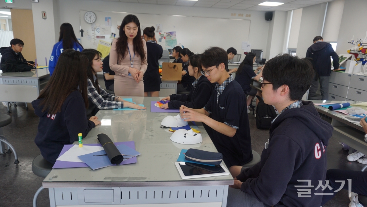 IB 후보학교인 충남삼성고의 조별 토론 수업 장면.