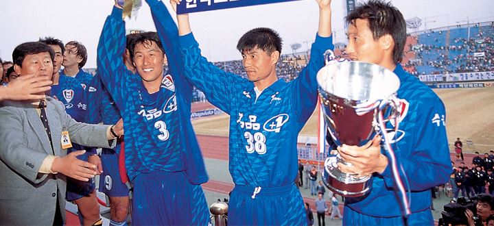 1999년 우승컵을 안아든 수원 삼성.(사진=이해준 기자)