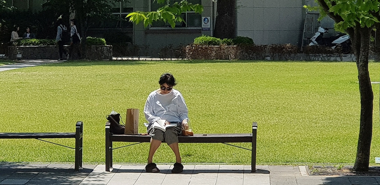 공원 의자에서 책 읽는 풍경.(사진=김일현 기자 / 전 스포츠조선 조선일보 사진부 근무)