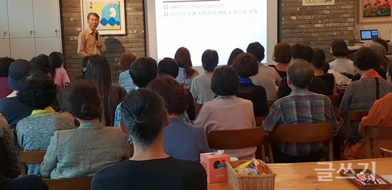 황성수 박사가 8일 ‘2019 생활습관 캠페인-건강을 나누는 베지 닥터’ 행사에 초빙강사로 참석해 강연하는 장면.