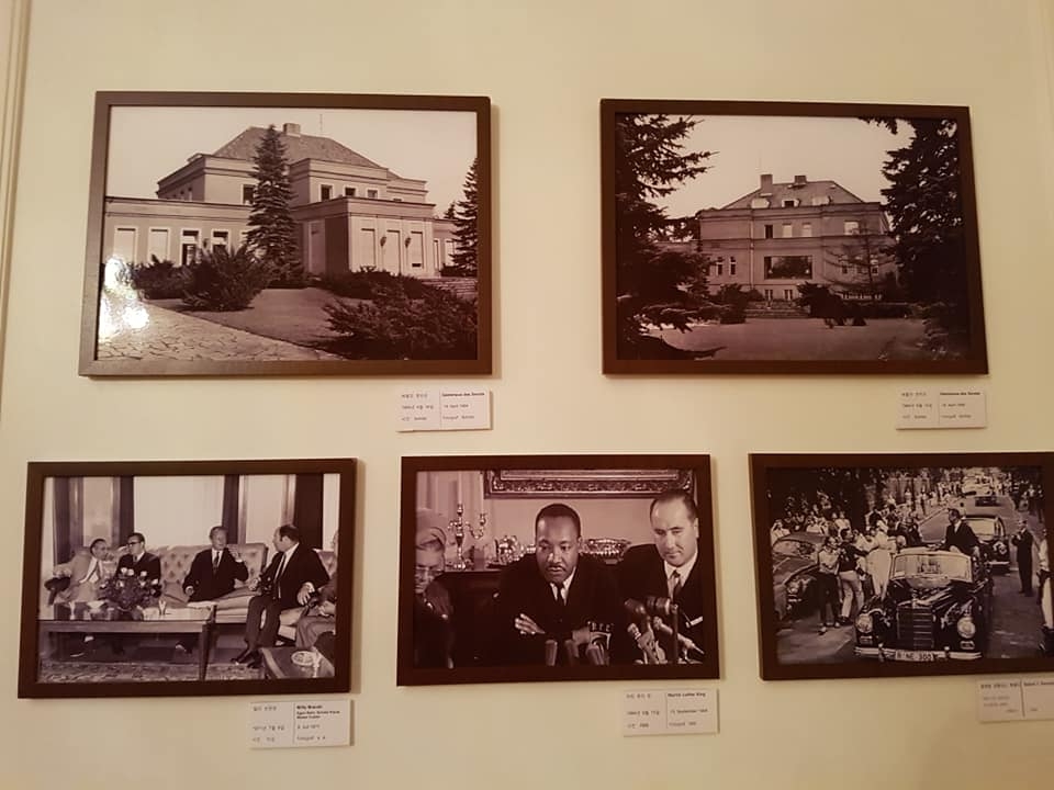 1964년경, 빌리 브란트 베를린 시장 시절 관저 풍경. 에곤 바, 마틴 루터 킹, 로버트 케네디 미 법무장관 일행 모습 등이 보인다.(사진=정범구 대사)