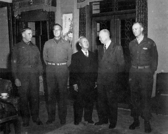 사진=1952. 12월 경무대를 방문한 아이젠하워 미 34대 대통령 당선자가 이승만 대통령과 환담하고 있다. 왼쪽부터 밴 플리트 미 8군 사령관, 마크 클라크 유엔군 총사령관, 이승만, 아이젠 하워, 그의 아들 존 아이젠하워 소령.(출처, NewDaily 게재 자료 사진)