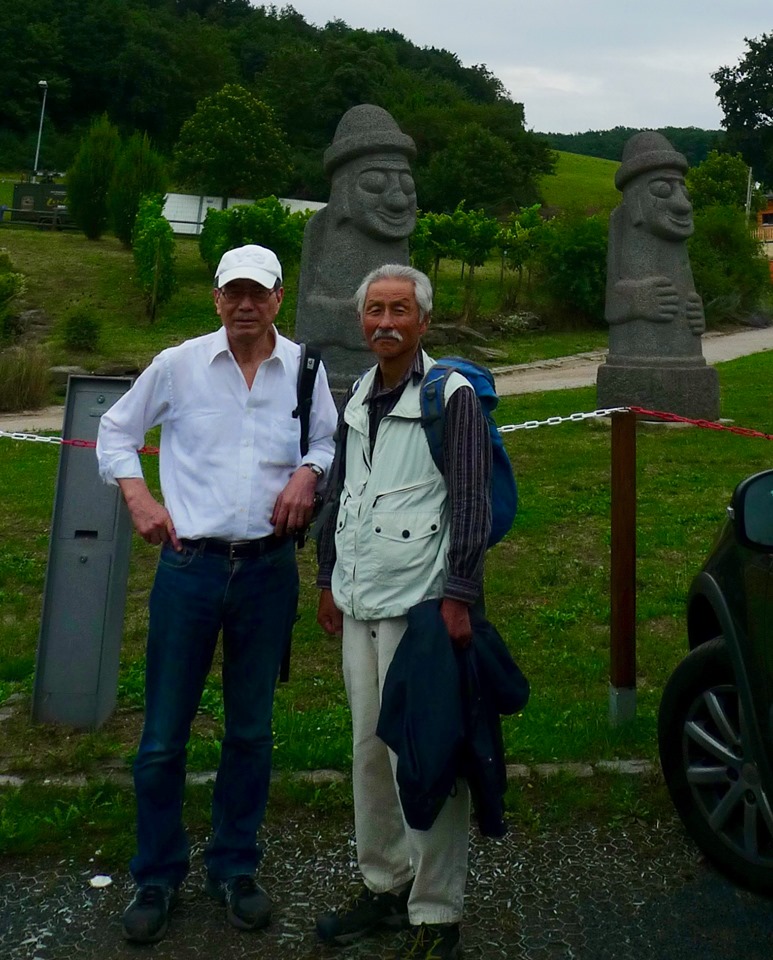 2013년 8월, 제주 돌할아방이 있는 독일 라인강변의 로렐라이 언덕에서. 왼쪽이 송두율 교수.(사진=송두율 교수 페이스북)