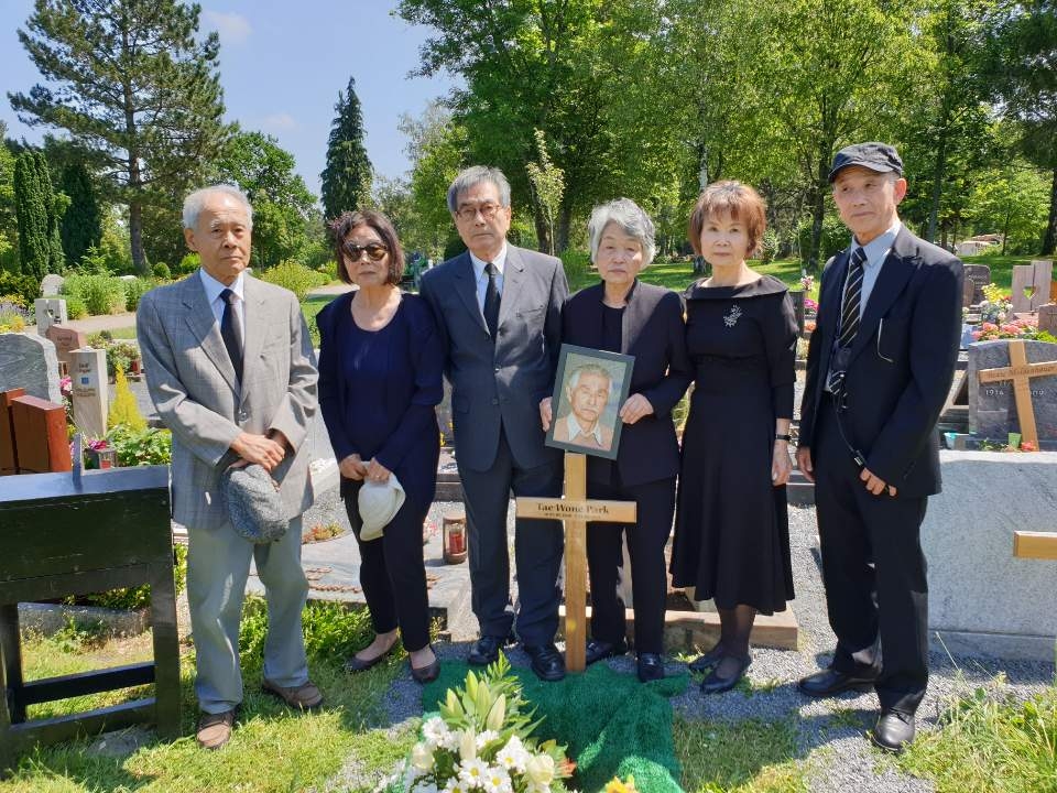 영결식장에서. 김원호 선배, 고인의 부인 정길순 여사, 임희길 선배 부부와 함께 우리 부부(왼쪽부터).(사진=송두율 교수 페이스북)