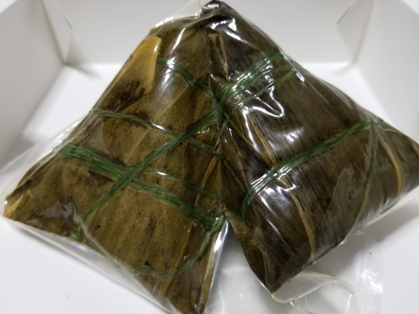 갈대잎으로 삼각김밥처럼 찹살을 넣고 쪄서 만든 쫑즈粽子