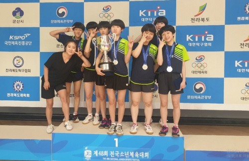 지난달 27일 소년체전 탁구 여중 단체전에서 은메달을 딴 대성여중 선수들. 맨 왼쪽이 김아영 코치. 사진=월간탁구/더핑퐁