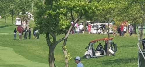 페어웨이 러프에 세워진 카트 안에서 관전하고 있는 허광수 회장의 모습. 카트는 여기까지 들어오면 안 된다. 뒤에 갤러리와 다른 카트들이 보이는 곳에 있어야 한다.(사진=유병철 기자)