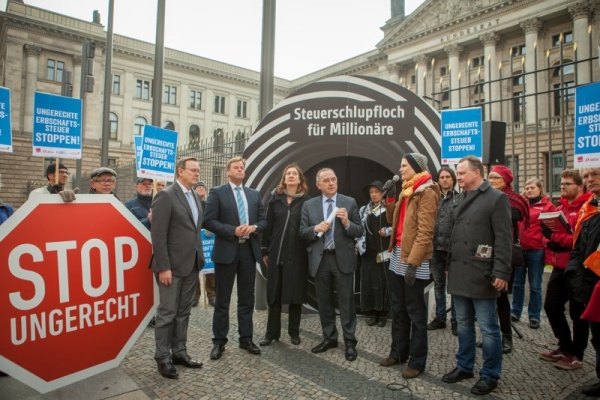 독일연방상원 Bundesrat 앞에서 상속세 개혁을 주장하는 사민당 SPD 과 녹색당 Gruene [사진출처, hiveminer.com]