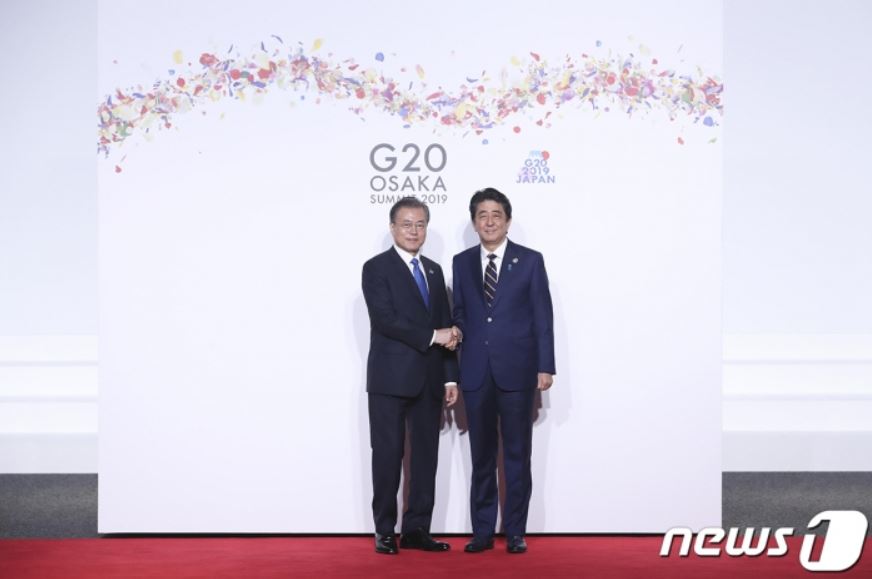 문재인 대통령이 지난 28일 오전 인텍스 오사카에서 열린 G20 정상회의 공식환영식에서 의장국인 일본 아베 신조 총리와 악수하고 있다. (청와대 제공) 2019.6.29/뉴스1