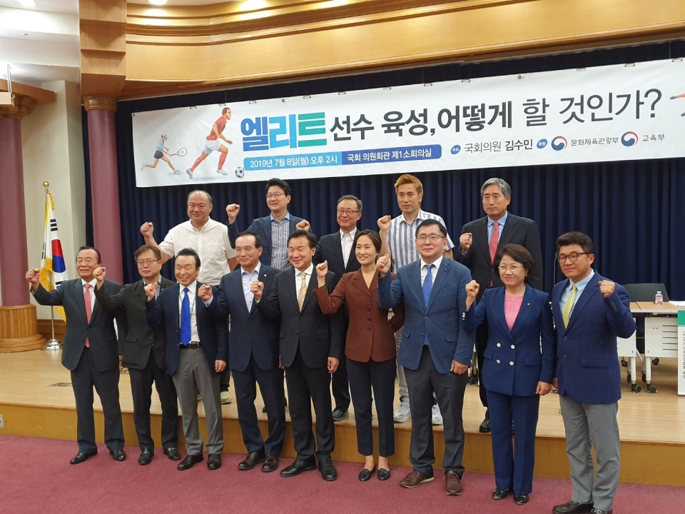 엘리트선수 육성방안을 주제로 8일 국회에서 열린 토론회 뒤 참가자들이 기념촬영을 하고 있다.(사진=중고탁구연맹 제공)
