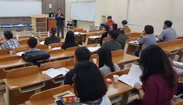 한국철학교육학회 2019년도 제2차 학술대회에 참여자들이 발제문을 읽고 있다.