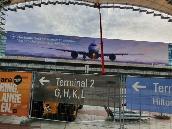 사진=장시정터미널 2로 올라가는 곳에서 볼 수 있는 공항 광고- 뮌헨공항에서 140개 목적지를 논스톱으로 연결한다는 문구를 볼 수 있다.