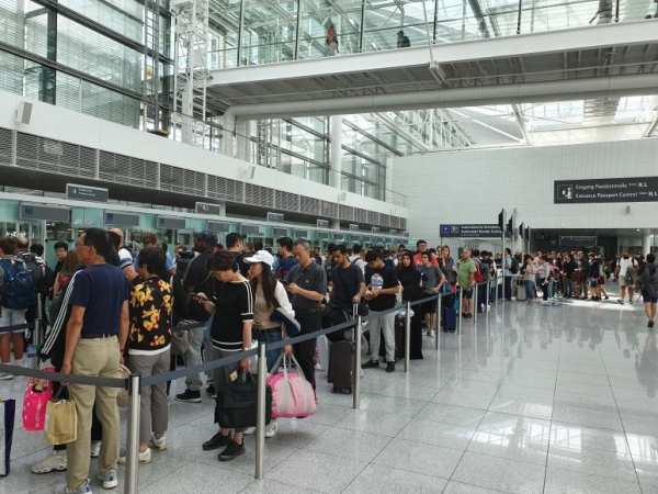 사진=장시정출국심사를 받기 위해 늘어선 긴 줄(대부분 중국 여권 소지자들이다)