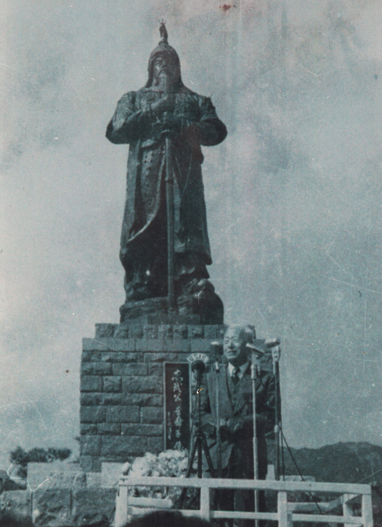 한국전쟁 중 진해 이순신 장군 동상 제막식에 참석한 이승만 전 대통령.