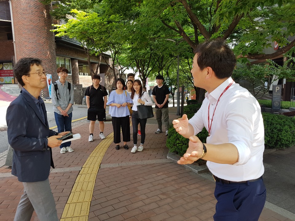 서울시 중구 세종대로 조선일보사 앞에 도착한 한성대 학생들을 TV조선 관계자가 맞이하고 있다.