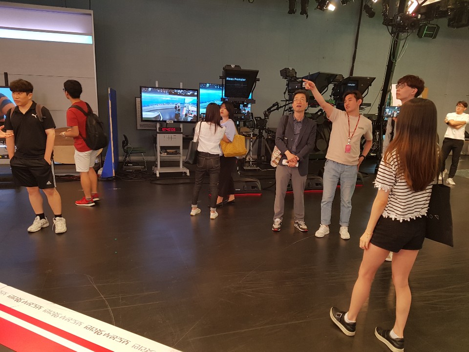 한성대 학생들이 TV조선 스튜디오를 견학하는 장면.
