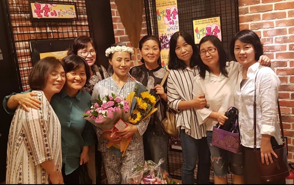 가요극 '꽃순이를 아시나요' 공연 뒤 관계자들과 함께.