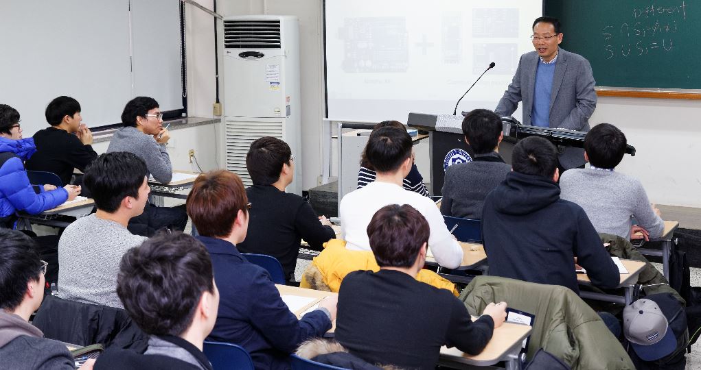 홍대식 학장 수업 장면.(사진=홍대식 학장 제공)