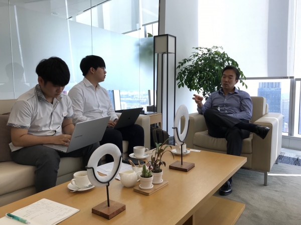 월드뱅크그룹 한국사무소 소훈섭 소장님과 인터뷰 중