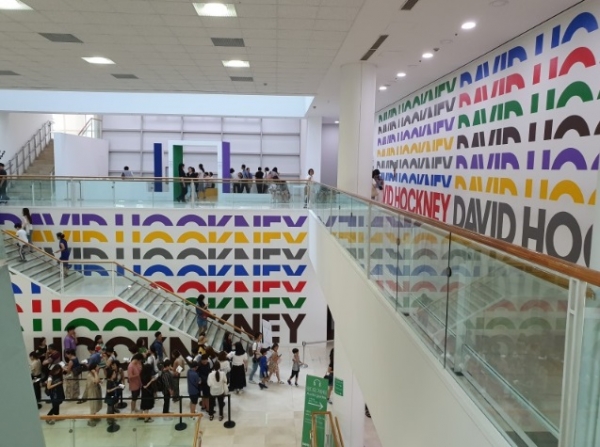 데이비드 호크니 특별전이 열리고 있는 서울시립미술관에서 관람객들이 입장하고 있다