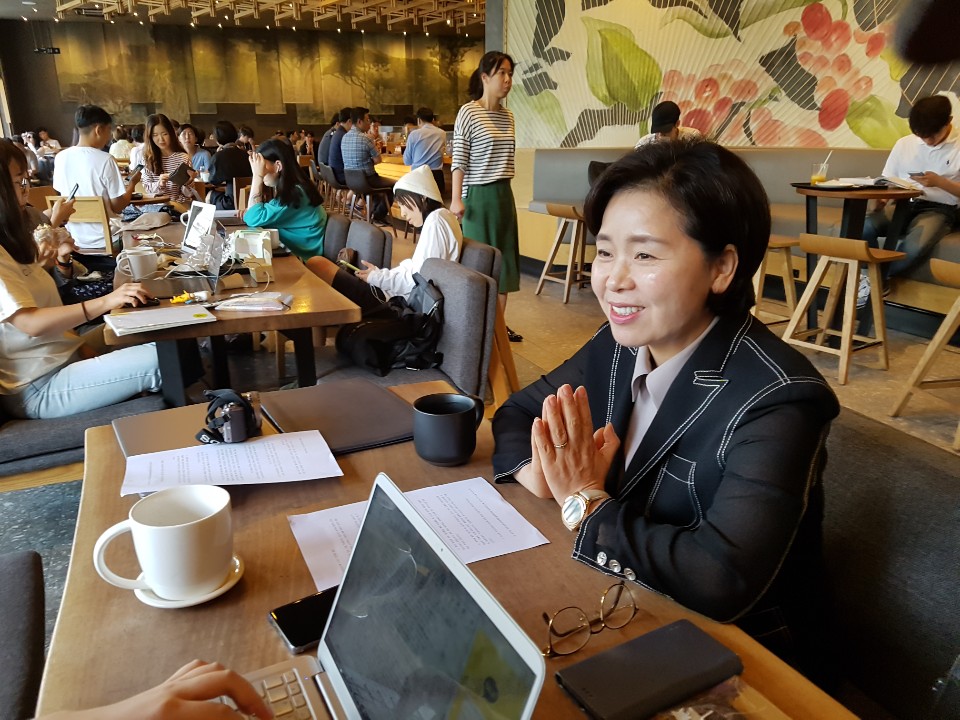 서울 지하철 2호선 강남역 인근 커피숍에서 인터뷰하는 양향자 부위원장.
