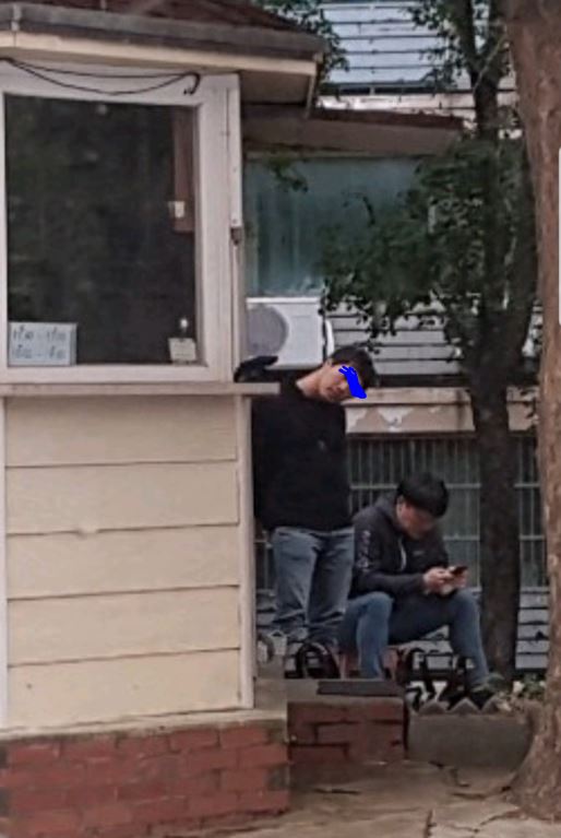 조 국 장관의 방배동 자택 앞 경비실 근처에서 잠복 취재 중인 기자들.