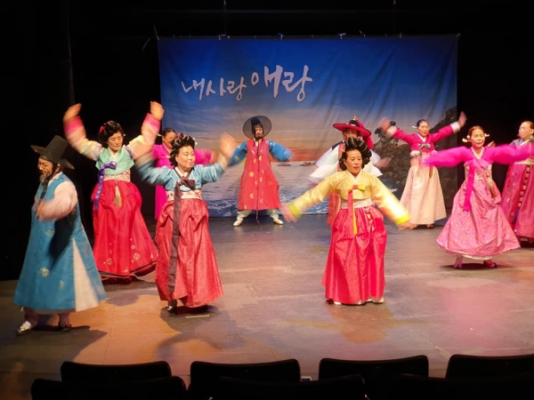 제1회 대한민국 생활연극제에 여성가극단을 만들어 참가한 대구팀.