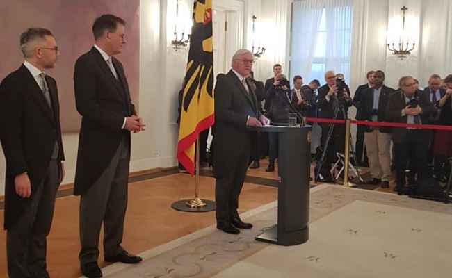 슈타인마이어 대통령, 왼쪽은 뮐러 개발협력부 장관.모두 연미복 차림이다.(사진=정범구 대사)